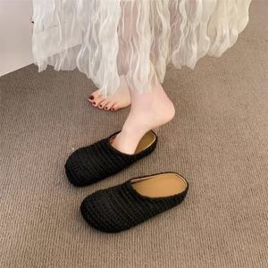 Vente en gros de sandales plates personnalisées pour femme, nouvelle collection printemps-été, style tribal tissé, à bout rond, à semelle épaisse et souple - Product Image 3