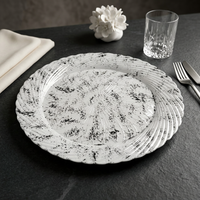 Luxuriöser Platzteller 13 Zoll aus Transparentem PS-Kunststoff mit Geprägter Blütenblatt-Textur und Raffiniertem Finish für Hotel-Bankette und Events