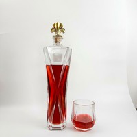 Bouteille à spiritueux en verre de 750 ml à base lourde en cristal facetté, forme unique, avec bouchon couronne doré pour présentation de bar de luxe à domicile