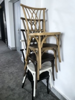 Chaise en résine plastique blanche empilable de haute qualité 800 lbs pour banquets, événements, mariages et fêtes, modèle X-Back, vente en gros