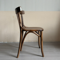 Chaise de salle à manger moderne en bois massif de style mid-century avec dossier en lattes courbées - Utilisation commerciale pour hôtels et restaurants