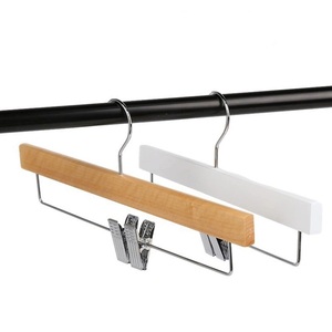 LM4515 Cintre en <span class=keywords><strong>bois</strong></span> de lotus naturel pour <span class=keywords><strong>sous</strong></span>-vêtements et pantalons - Product Image 1