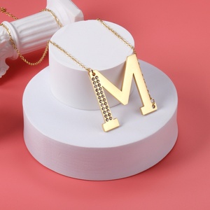 Collar Personalizable para Mujer, Chapado en Oro de 18K, Cadena de Acero Inoxidable, Estilo Minimalista, con Colgante de Letra y Zirconia - Product Image 1