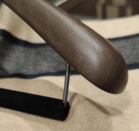 Cintre de luxe double niveau en bois robuste avec épaules larges pour costumes, vêtements, pantalons, organisateur de garde-robe et de magasin