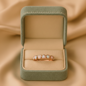 Anillo de Ópalo Colorido en Forma de Corazón, Anillo Minimalista de Plata con Ópalo de Media Eternidad, Regalo de Aniversario o Cumpleaños - Product Image 1