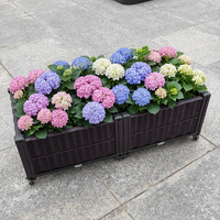 Jardinière rectangulaire en plastique imitation rotin PP, lit de jardin surélevé en osier tressé marron, léger, avec roulettes, trous de drainage et système d'arrosage automatique