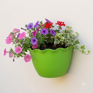 Pot de fleurs mural suspendu en plastique PP, forme de goutte d'eau, trous de drainage, 5 couleurs disponibles pour la décoration de clôture de jardin ou de mur - Product Image 1