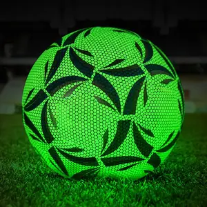 Imalatı özel yapılmış boyutu 3 boyutu 5 futbol topu karanlık futbol topu