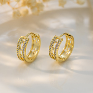 Boucles d'oreilles créoles géométriques en or 18 carats micro-incrustées de diamants, bijoux de mode pour femmes pour les soirées - Product Image 3