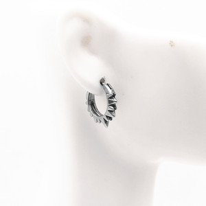 Pendientes Huggie Yunnique con Puntas de Acero de Titanio, Joyería Geométrica Unisex de Moda, Otoño 2024, Guangzhou - Product Image 4
