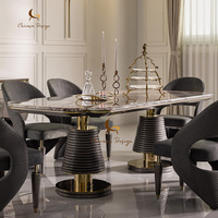 Table à manger rectangulaire moderne de luxe avec plateau en marbre poli et base en métal texturé avec accents dorés