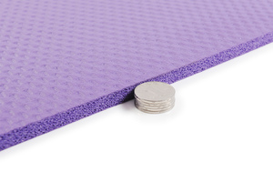 เสื่อโยคะคุณภาพสูงแบบพกพา ผลิตจากวัสดุ NBR เป็นมิตรกับสิ่งแวดล้อม สำหรับมืออาชีพ สินค้าขายดี รับทำโลโก้ตามสั่ง ผลิตในประเทศกัมพูชา - Product Image 5