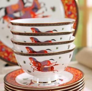 Venta al por mayor 58 piezas de lujo europeo caballos rojos comedor hogar decoraciones juegos de vajilla de porcelana - Product Image 2