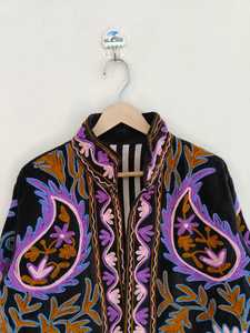 Veste en velours Suzani brodée à la main pour femmes, veste bohème en velours unique, élégante veste d'hiver, style moderne et tendance - Product Image 2