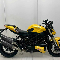 Moto Ducati Streetfighter 848, excellent état. Moteur bicylindre en L de 848 cm³ refroidi par liquide, freins ABS et contrôle de traction DTC