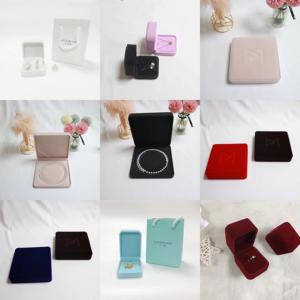 Scatola per Gioielli in Plastica Vellutata con Logo Personalizzato in Rilievo per Bracciali, Anelli e Collane - Product Image 6