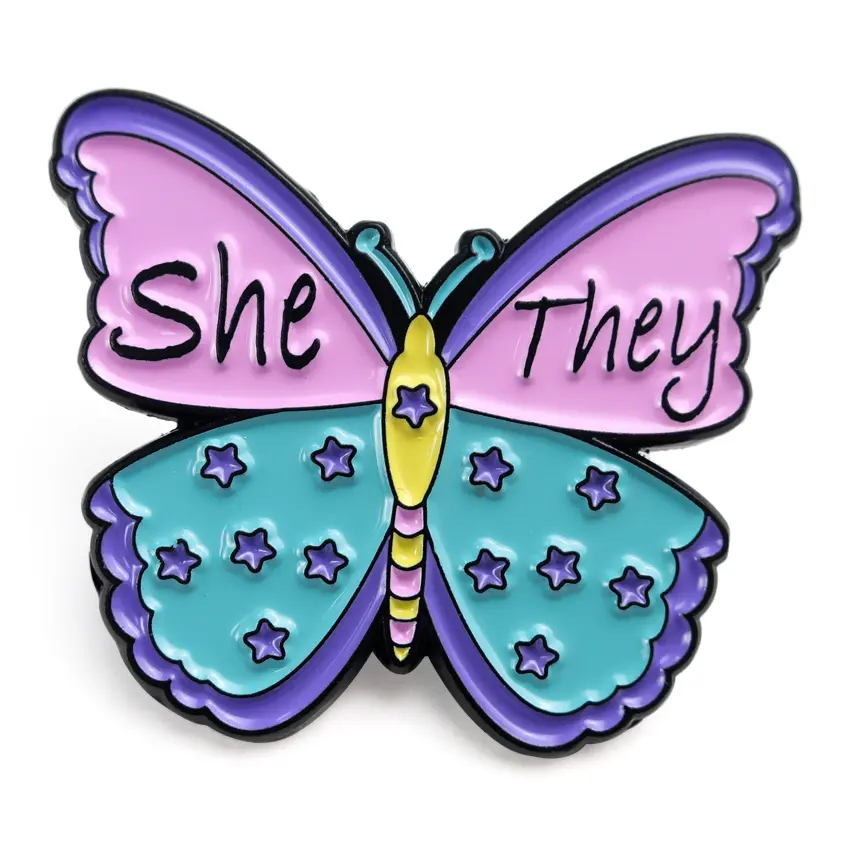 Épingles en émail de papillon ange violet sculptées de couleur personnalisée pour badges nominatifs