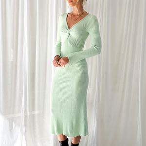 Robe midi pour femme, conçue sur mesure, pour l'automne et l'hiver, à manches longues, en tricot côtelé, décontractée, coupe droite, fabricant de vêtements en tricot - Product Image 3