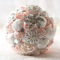 La mariée tient des fleurs avec des diamants pleins Holding Wedding strass brillants Bouquets de fleurs Bridal