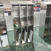 Casier hygiénique à 6 portes en acier inoxydable avec dessus incliné, serrure à combinaison, fente pour carte, circulation d'air par aération, pour uniformes de personnel