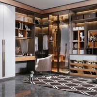 Armoire de chambre à coucher en bambou de luxe léger de Shenzhen avec porte vitrée et éclairage LED, armoire de dressing personnalisée, combinaison tatami et armoire intégrée