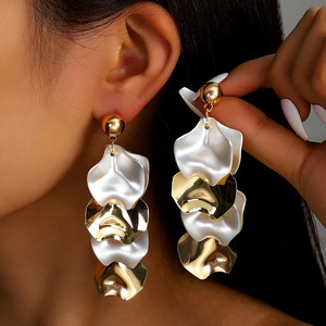 Nouvelles boucles d'oreilles pendantes personnalisées en alliage de perles, style européen et américain, tendance transfrontalière, pour femmes - Product Image 1