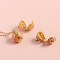 Collier pendentif boule diffuseur d'huiles essentielles en acier inoxydable plaqué or 18 carats OEM pour femme