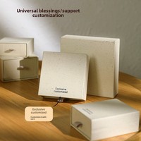 Coffret à bijoux personnalisé avec logo, boîte à anneaux, boucles d'oreilles et colliers en papier beige moucheté, style minimaliste et luxueux, avec sac cadeau