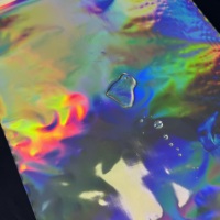Película de laminación brillante holográfica metálica arcoíris con efecto de relieve suave, impermeable y con brillo, de BOPP, para bolsas de regalo, a bajo precio.