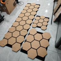 Panneaux muraux de décoration intérieure moderne, placage bois MDF, panneaux acoustiques hexagonaux à lattes avec panneau en feutre PET absorbant le son
