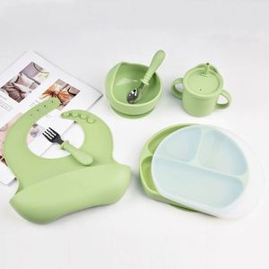 Nouvel ensemble d'alimentation pour bébé 2026, promotionnel, de qualité alimentaire, sans BPA, comprenant un bavoir en silicone imperméable et une tasse à bec. - Product Image 5
