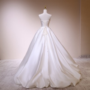 Vestido <span class=keywords><strong>de</strong></span> <span class=keywords><strong>Novia</strong></span> Corte A <span class=keywords><strong>de</strong></span> Satén con Flores 3D Hechas a Mano, Encaje con Cuentas, Cola Capilla, Color Marfil, para Madre <span class=keywords><strong>de</strong></span> <span class=keywords><strong>la</strong></span> <span class=keywords><strong>Novia</strong></span>, Tallas Grandes, Personalizado, Venta al por Mayor - Product Image 6