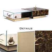 Table basse de luxe « Metamorphosis » avec boîte en verre, scorpions et coléoptères plaqués or, base en marbre et laiton