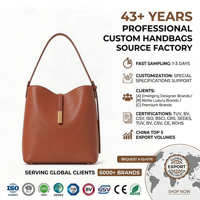Sac seau pour femme en cuir souple marron caramel, style minimaliste estival, avec quincaillerie en métal doré, sac à bandoulière et fourre-tout, logo personnalisé, fabrication usine