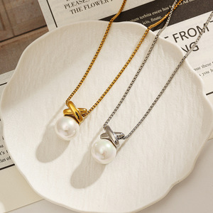 Collar de acero inoxidable y titanio con perlas de imitación redondas y diseño geométrico para uso diario de mujer - Product Image 2