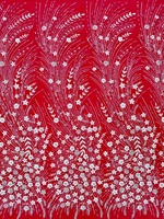 Tissu en dentelle de tulle brodé de feuilles florales dispersées, orné de perles et de paillettes, avec des perles lourdes, idéal pour les robes de mariée et de soirée