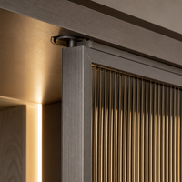 Lit Tatami Moderne Tropical Sur Mesure de Singapour avec Armoire en Teck à Persiennes Intégrée pour Suite Penthouse