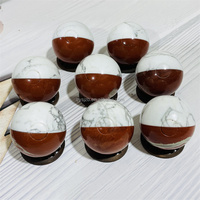 Boule sculptée de 4,2 cm en howlite et jaspe rouge, sculpture artisanale de Poké Ball pour la décoration de la maison