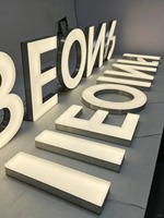 Ofis ve Bina Mağaza Cephesi için Özelleştirilmiş Reklam Aydınlatmalı Dış Mekan LED İşletme Tabelası IP65 Su Geçirmez Trafo Güçlü