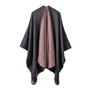 Poncho <span class=keywords><strong>elegante</strong></span> da donna classico <span class=keywords><strong>nero</strong></span> grigio doppio lato in acrilico solido <span class=keywords><strong>scialle</strong></span> nappe personalizzate invernali caldi scialli tradizionali - Product Image 5