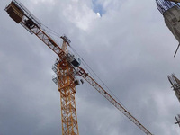 XGW100-16S 16 Ton Self Erecting Tower Crane Sistem Pengangkat Hidrolik Gearbox Motor Bearing untuk Proyek Konstruksi Skala Besar