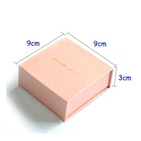 Boîte à bijoux de voyage miniature en papier rose pliée avec logo personnalisé en or, avec éponge