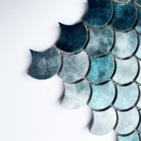 Carrelage artistique moderne personnalisé bleu paon à motifs écailles de poisson, design graphique pour murs intérieurs de villas, salles de bain, cuisines et salons