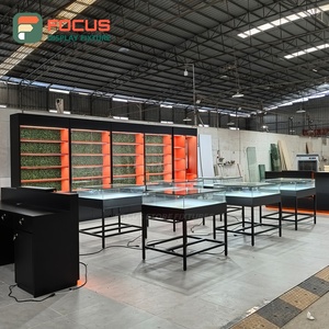 Vitrine de présentation pour magasin de tabac, ouverte sur le devant, en bois et verre, avec éclairage LED - Product Image 3