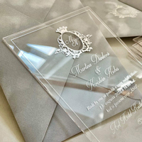 Invitation élégante en acrylique transparent avec estampage doré, enveloppe en velours doux gris poudré, pour la Saint-Valentin