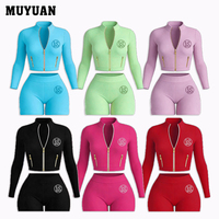 Ensemble de sport 2 pièces personnalisé pour femme avec logo, veste à manches longues à fermeture éclair dorée, short taille haute et bandeau – Tenue d'été 2026
