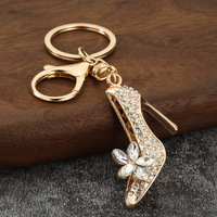 Porte-clés en métal à strass en forme de chaussures à talons hauts, personnalisé, en gros, pendentif de sac, cadeau promotionnel, en promotion