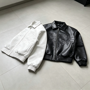 <span class=keywords><strong>Giacca</strong></span> Bomber in Ecopelle <span class=keywords><strong>Bianca</strong></span> <span class=keywords><strong>di</strong></span> Alta Qualità con Motivo Floreale in Rilievo e Cerniera Incrociata - Product Image 1
