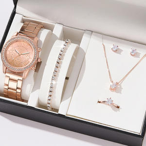 Set Regalo da <span class=keywords><strong>Donna</strong></span> Cinque Pezzi con <span class=keywords><strong>Orologio</strong></span> al Quarzo Placcato Oro e Strass, <span class=keywords><strong>Bracciale</strong></span> Tennis e Gioielli alla Moda all'Ingrosso - Product Image 6