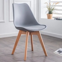 Chaises de salle à manger modernes de luxe en PP, style nordique européen, dossier en plastique, assise rembourrée, revêtement doux, pieds en bois pour